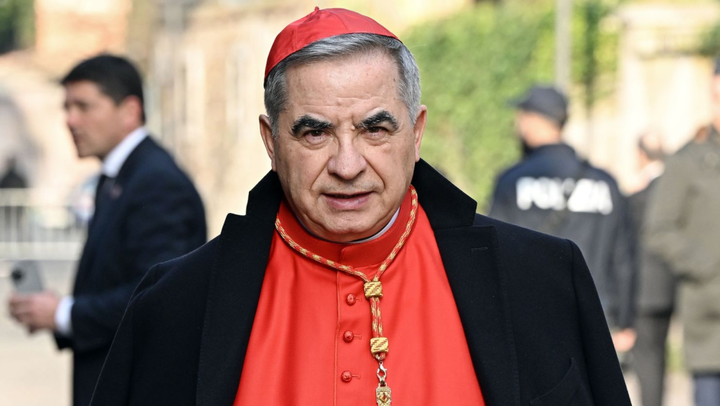 Condenan al cardenal Giovanni Angelo Becciu a 5 años y medio de prisión por delitos financieros