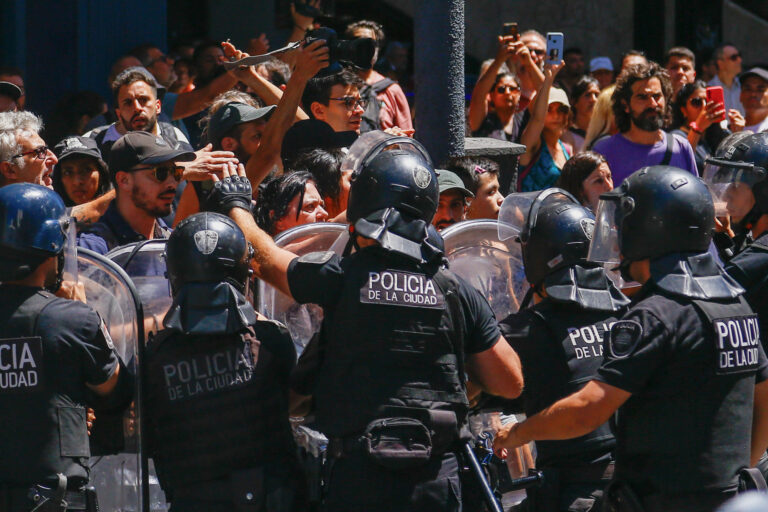 Convocatoria de la CGT contra el decreto de Milei: Congregó a 8 mil personas y culminó con varios detenidos