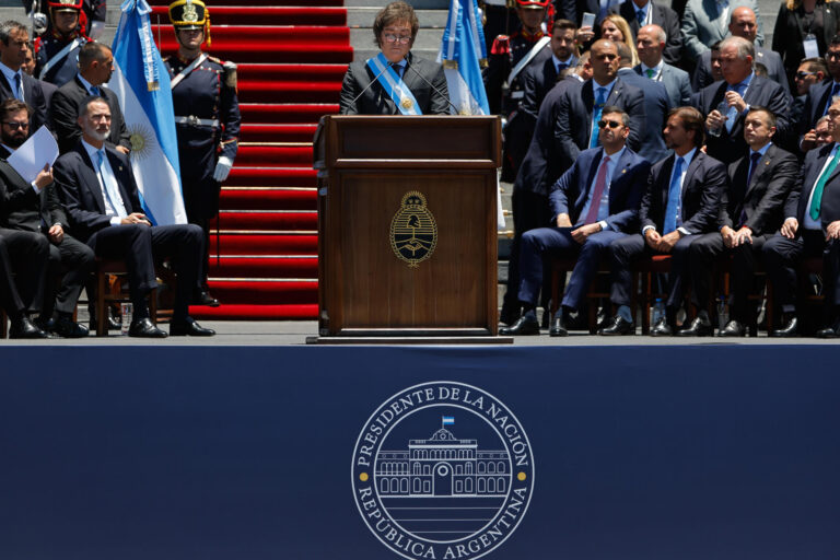 ¿Guiño a Reagan? Así es el nuevo logo presidencial que impuso Javier Milei en Argentina