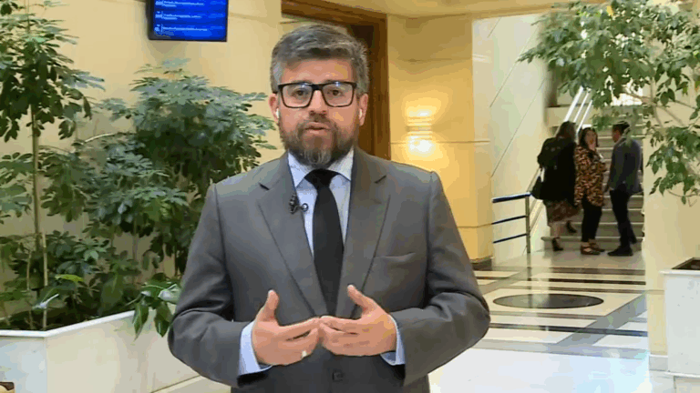 Araya acusa que Gobierno ha llevado discusión sobre Isapres en el Senado y no en la Cámara: 