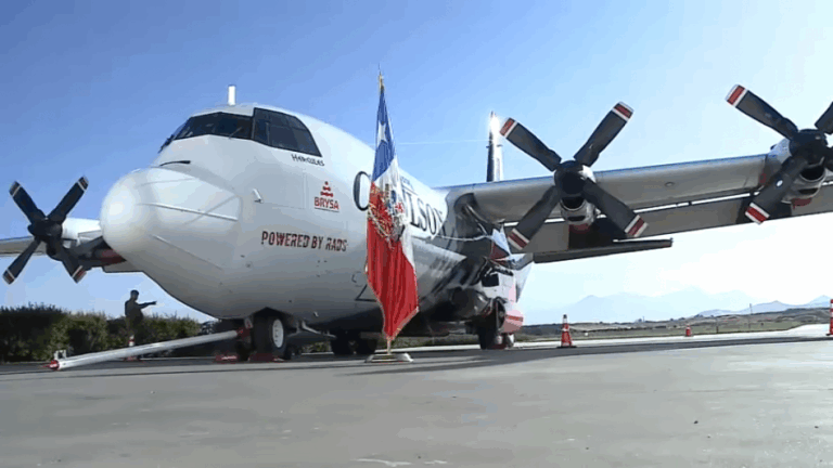 Pdte. Boric presenta nuevo avión que llega para el combate de incendios forestales: 