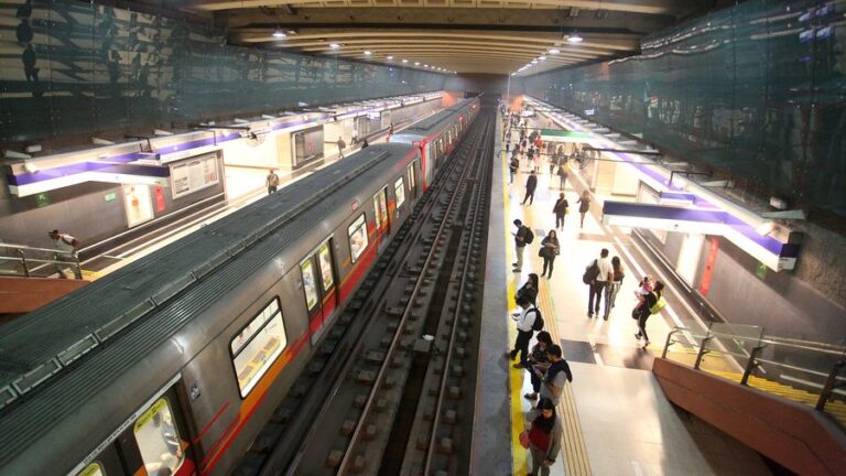 Viajes en Metro y EFE serán gratuitos en el plebiscito: ¿A qué hora comenzarán a operar los servicios de transporte?