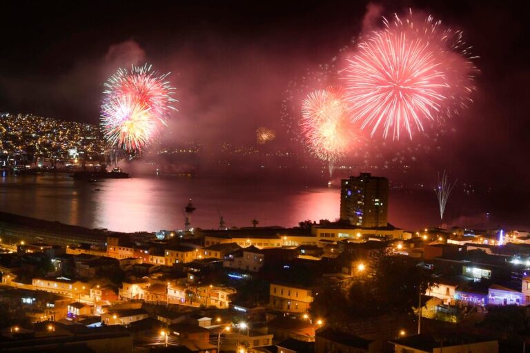 Durará 18 minutos: Tras tres años suspendidos, Valparaíso recupera sus icónicos fuegos artificiales de Año Nuevo