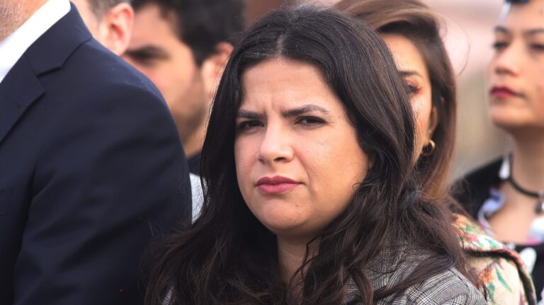 Ministra Orellana dio un paso atrás y afirmó que expareja de Thompson no ha solicitado suspender juicio