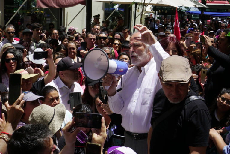 Ministro Montes agradeció con megáfono manifestación de apoyo en medio del Caso Convenios