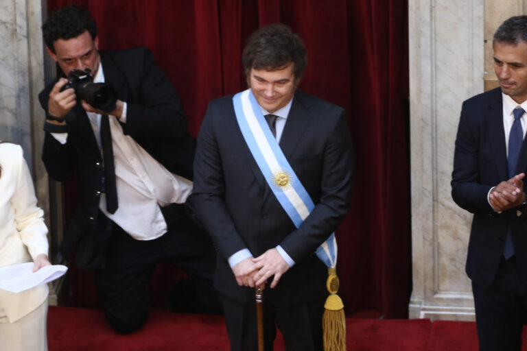Decisión inédita: Javier Milei tomó juramento de sus ministros sin prensa ni transmisión oficial