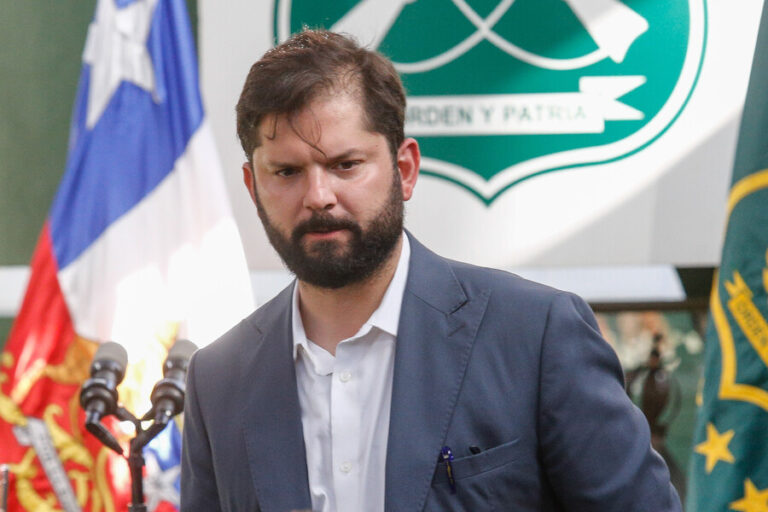 Presidente Gabriel Boric llegó a Punta Arenas para votar el domingo