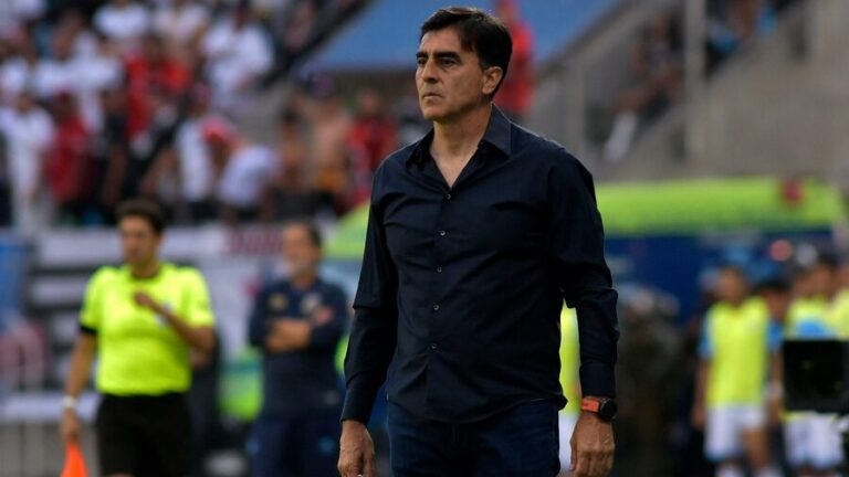 ¿Se acaba la era Quinteros? Aseguran que en el directorio de Colo Colo habría intenciones de recambio