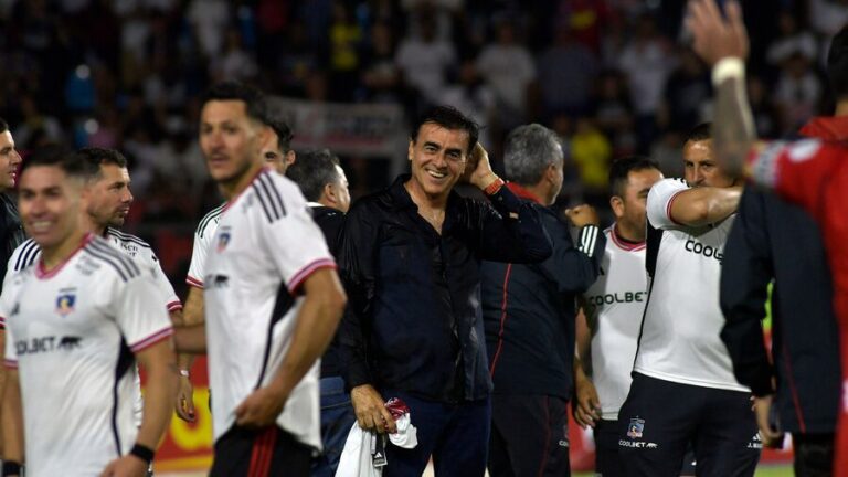 Colo Colo asegura que la salida de Gustavo Quinteros de la banca se debe a la necesidad de 
