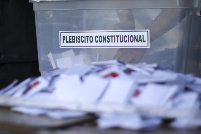 Zoom constitucional: La comparación región por región de los dos plebiscitos de salida