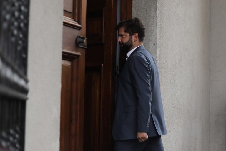 Roban regalos navideños en la casa de los papás del presidente Boric en Punta Arenas