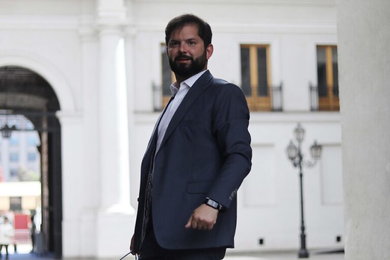 Cadem: Presidente Boric termina el año con un 31% de aprobación, 4 puntos menos que en 2022