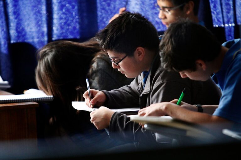 Informe PISA: Estudiantes chilenos obtienen resultados 