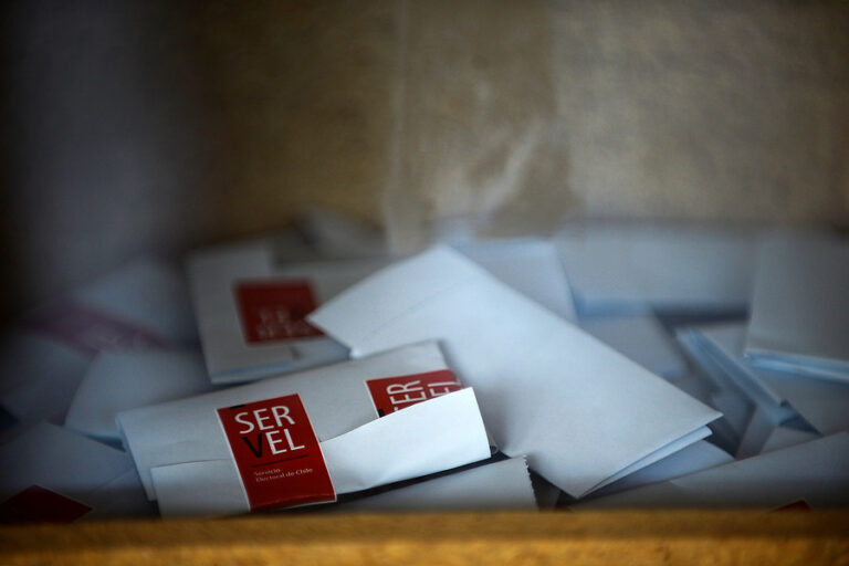 Chilena denunció que tuvo problemas para votar en Australia: Ya habían firmado por ella