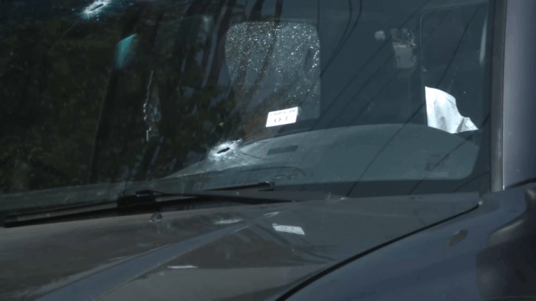 Abandonan auto con más de 30 impactos de bala en plena vía pública en Santiago