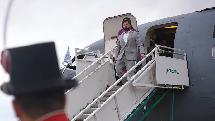 Presidente Boric llega a Argentina para asistir a la asunción de Milei: 