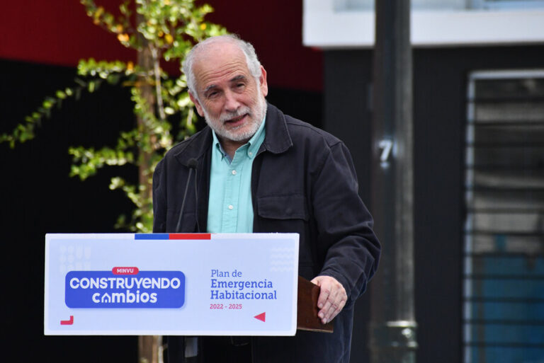 De 126 solo se han entregado 3: Ministro Montes reconoce retraso en entrega de viviendas tras incendios en La Araucanía