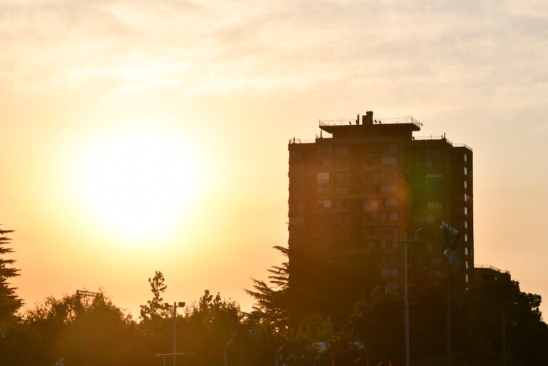 Temperaturas hasta los 38°: Estos son los lugares de Chile con calor extremo este fin de semana largo