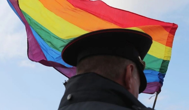Rusia: Policía realiza operativos en locales gays luego que la Corte Suprema prohibió el “movimiento internacional” LGBTQIA+
