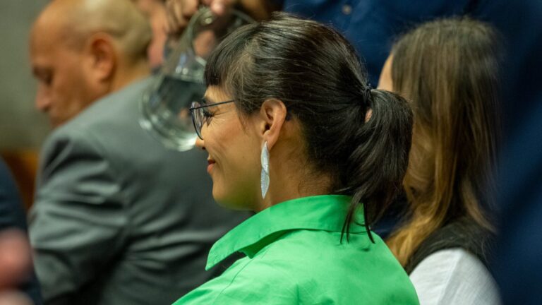 Tribunal decretó arresto domiciliario nocturno y arraigo nacional para Karina Oliva por fraude de subvenciones