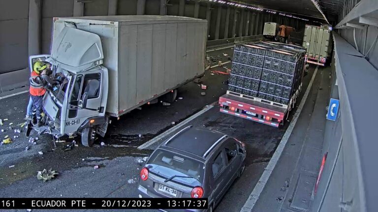 Choque múltiple en autopista General Velásquez mantiene tránsito cortado en dirección al sur