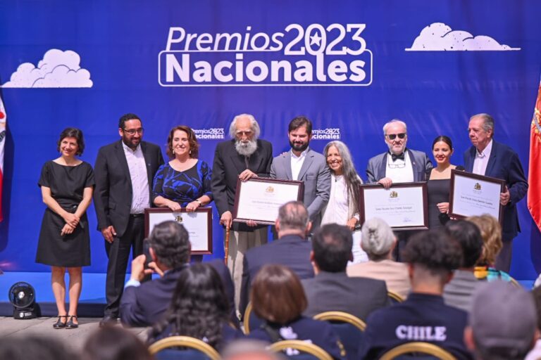 Presidente Gabriel Boric encabezó ceremonia de entrega de Premios Nacionales 2023: Revisa quiénes recibieron los galardones