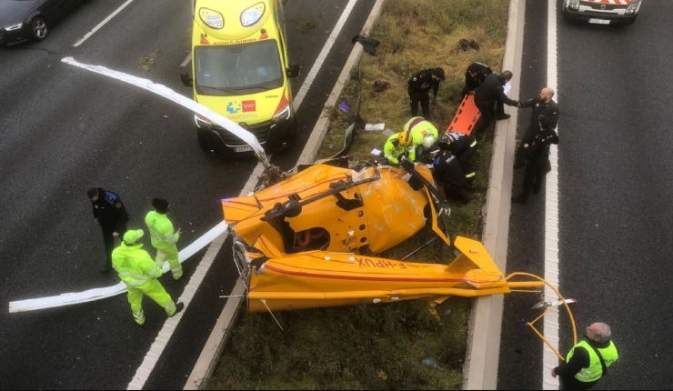 Helicóptero cae en plena autopista de Madrid: Hay 3 personas heridas