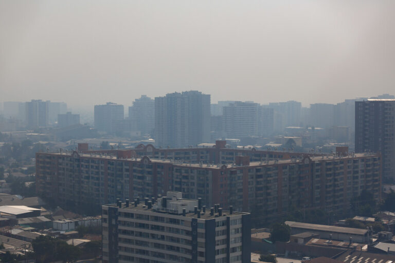 Región Metropolitana amanece cubierta de humo producto de incendios forestales: 2 comunas están con Alerta Roja