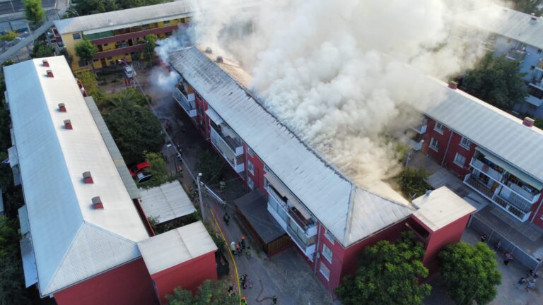 Seis departamentos se ven afectados por el incendio en Renca: Hay más de 200 bomberos trabajando en la zona