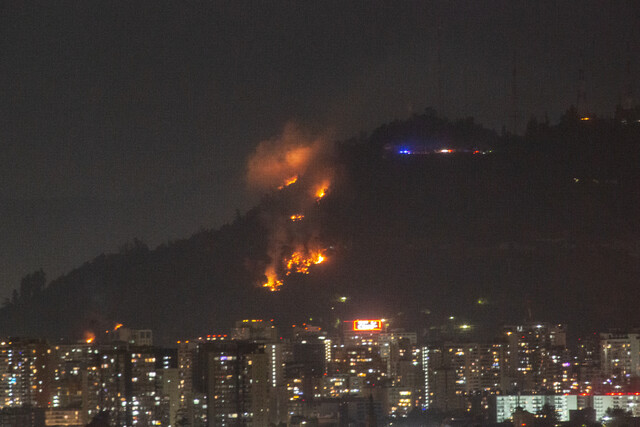 Incendio Forestal en cerro San Cristóbal despliega gran operativo de emergencia