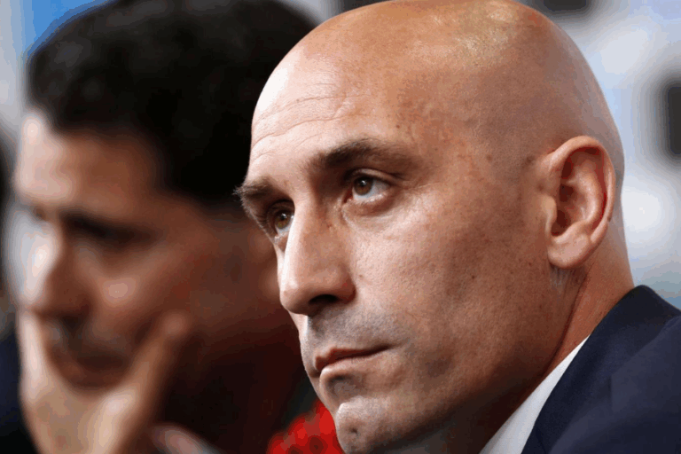 Acusan a Luis Rubiales de tocar inapropiadamente a jugadoras de Inglaterra en la final del Mundial