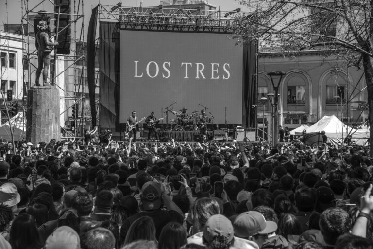 Los Tres lanzan nueva versión en vivo de 