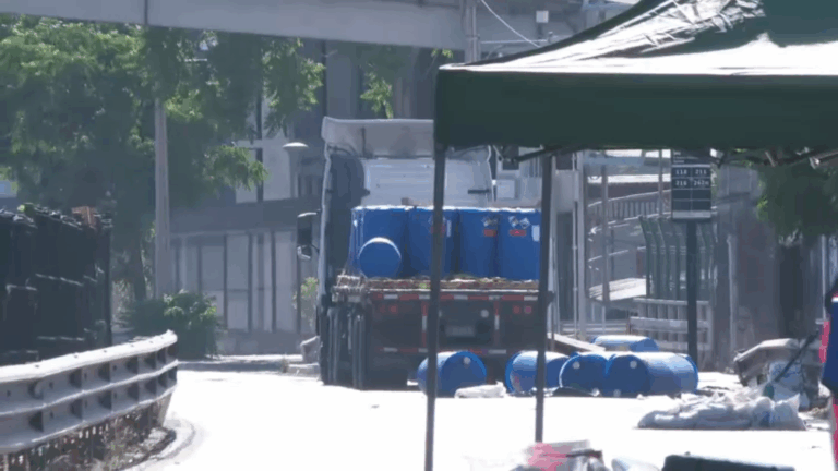 Emergencia química en La Granja: Cargamento de ácido clorhídrico se volcó en plena vía pública