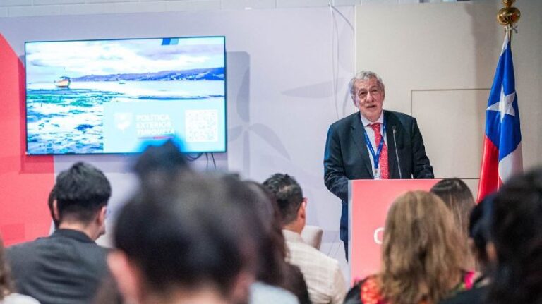 COP28: Ministro Van Klaveren inaguró el pabellón de Chile y presentó la Política Exterior Turquesa