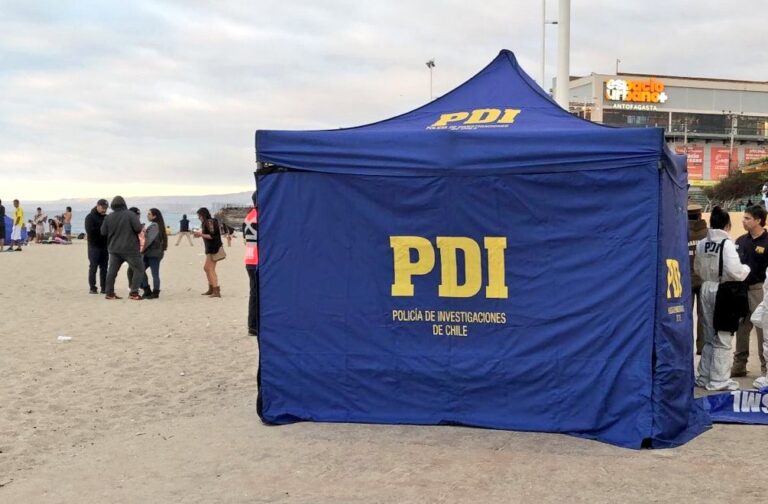 Investigan hallazgo de cadáver que flotaba en concurrida playa de Antofagasta
