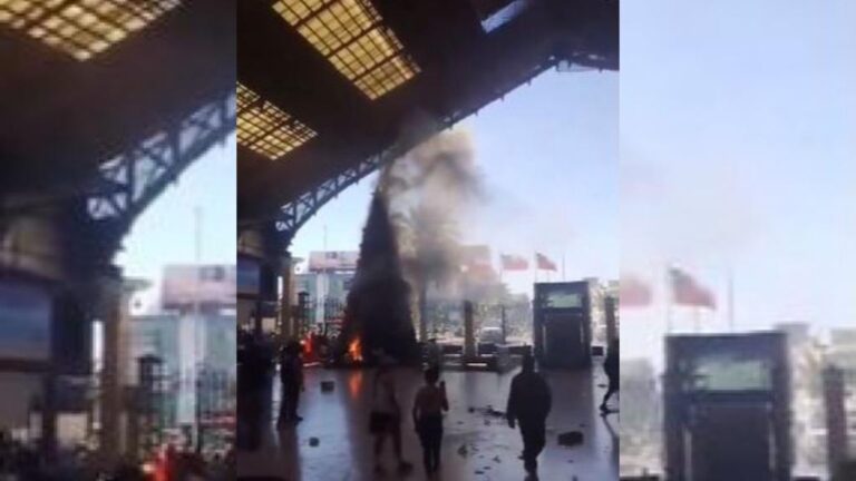 Desconocidos incendian árbol de navidad en Estación Central tras incidentes con Carabineros