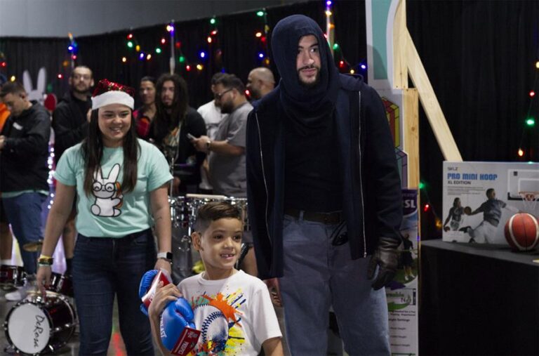 Bad Bunny entrega por cuarta vez en Puerto Rico obsequios navideños a niños y jóvenes