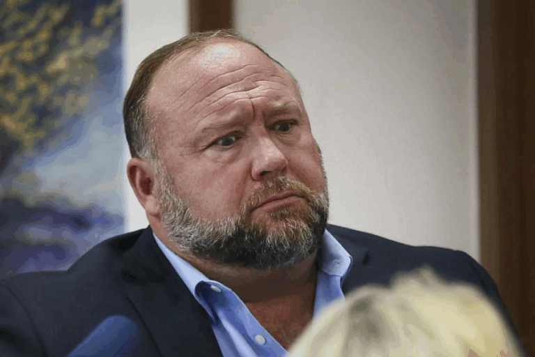 Elon Musk desbloquea cuenta del conspiracionista Alex Jones tras una encuesta en X: 