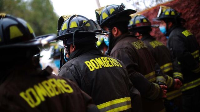 Dos muertos tras incendio en Estación Central: Bomberos logró rescatar a un adulto mayor