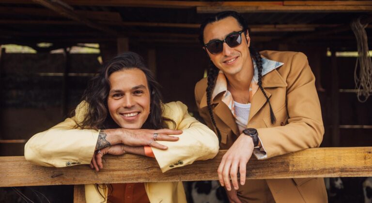 Los hermanos Zicavo conceden rol protagónico al humor en el nuevo disco de Plumas: 
