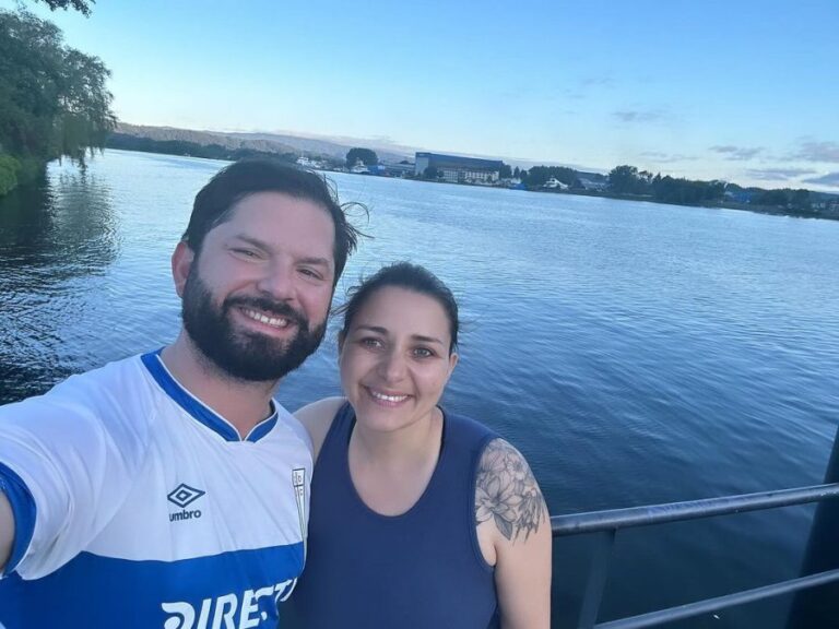 Presidente Boric comparte foto con la alcaldesa de Valdivia: 