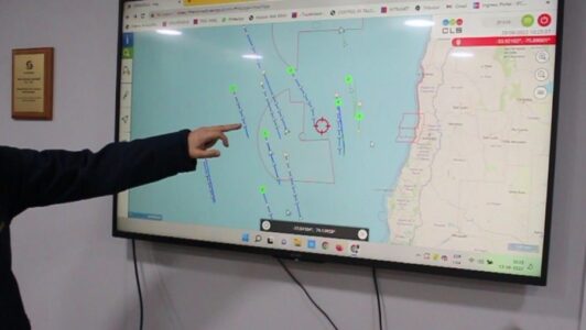 Sernapesca y la Armada monitorean el paso de una flota pesquera extranjera que se desplaza por la zona económica exclusiva