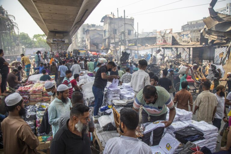 Sismo 5,5 en Bangladesh: Al menos 80 trabajadores de fábrica de ropa heridos