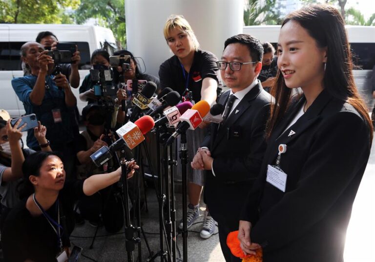 Condenan a 6 años de cárcel a una diputada de Tailandia por criticar a la monarquía en redes sociales
