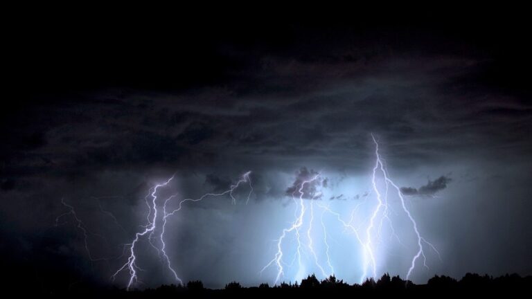 Por pronóstico de tormentas eléctricas: Senapred declara alerta temprana preventiva en 10 comunas de la RM