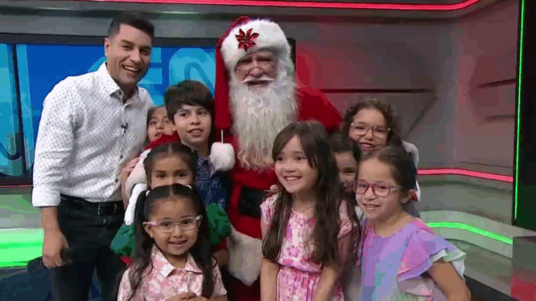 ¡Llegó la navidad!: El viejito pascuero visitó el estudio de CNN Chile