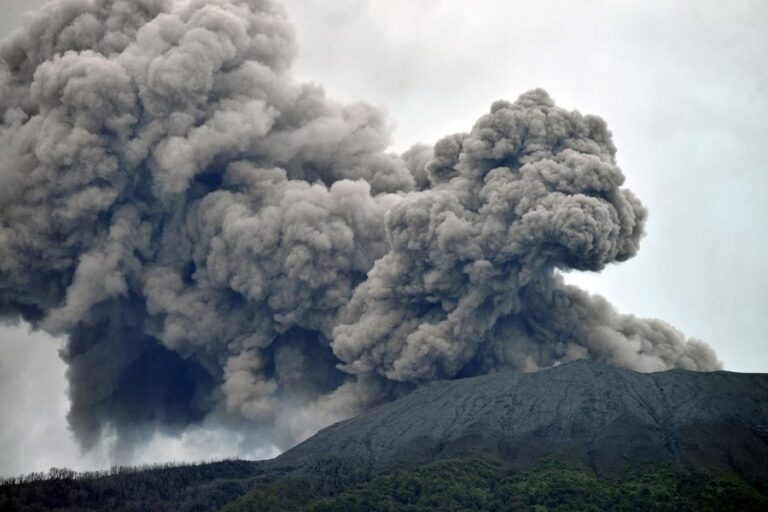 Indonesia: 11 senderistas murieron tras la erupción del volcán Marapi