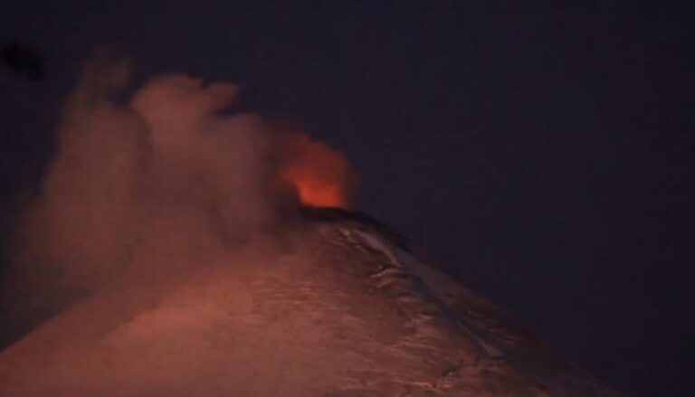 Reportan que Volcán Villarica presentó incandescencia la noche de este lunes: Sigue en alerta técnica amarilla