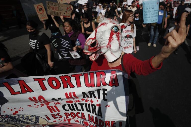 Decenas de personas protestaron contra el regreso de las corridas de toros a Ciudad de México