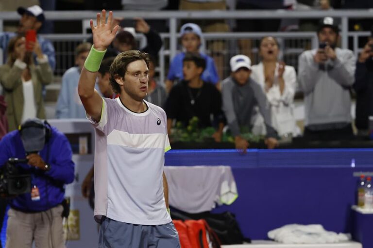 La frustración de Jarry tras su derrota en el Abierto de Australia: 